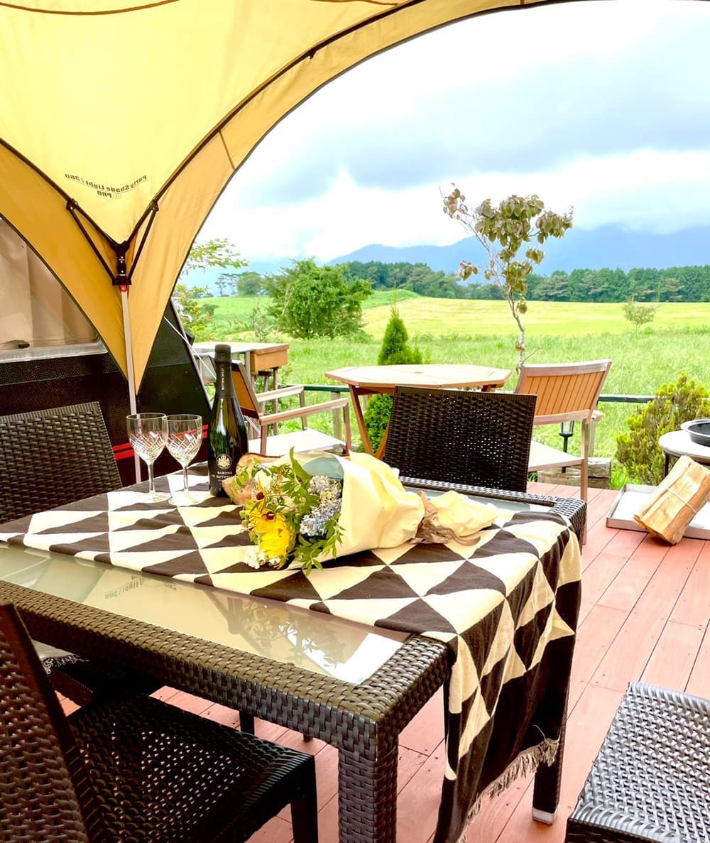 Table set at the trailer house site at Urban Camping Asagiri Takarayama in Fujinomiya City, a campsite with a view of Mt. Fuji